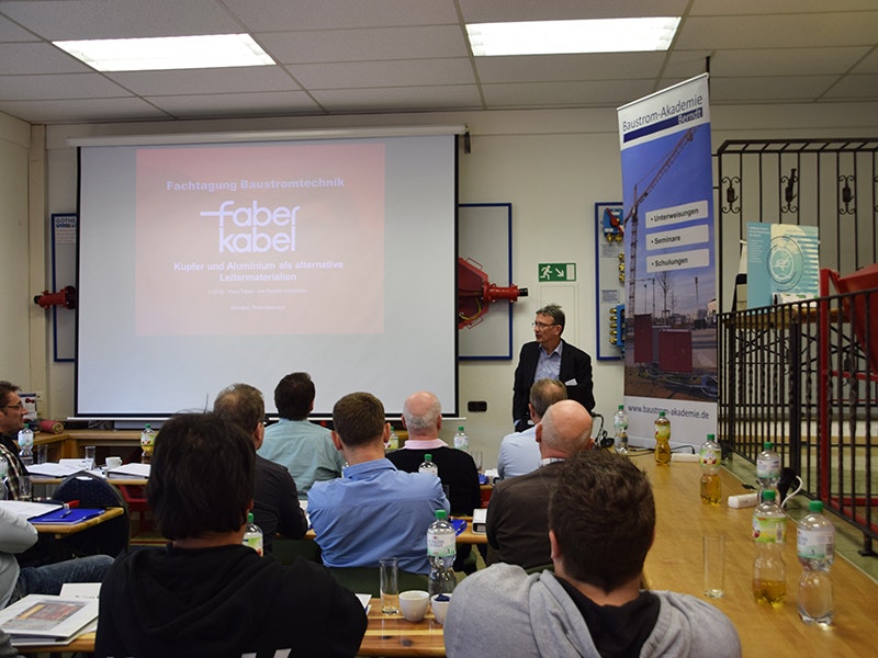 Faber mit Expertenvortrag bei der Fachtagung Baustromtechnik.