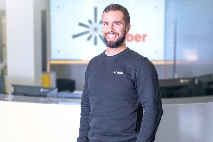mann mit dunklem Pullover, Bart und dunklen Haaren