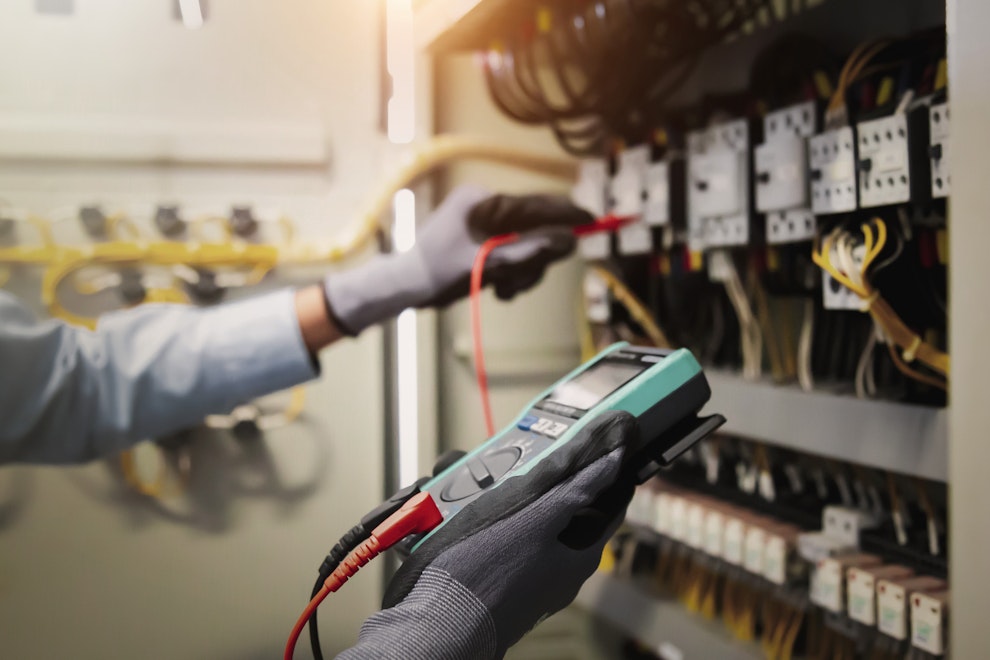 AC-Multimeter Überprüfung der elektrischen Stromspannung am Hauptstromverteiler