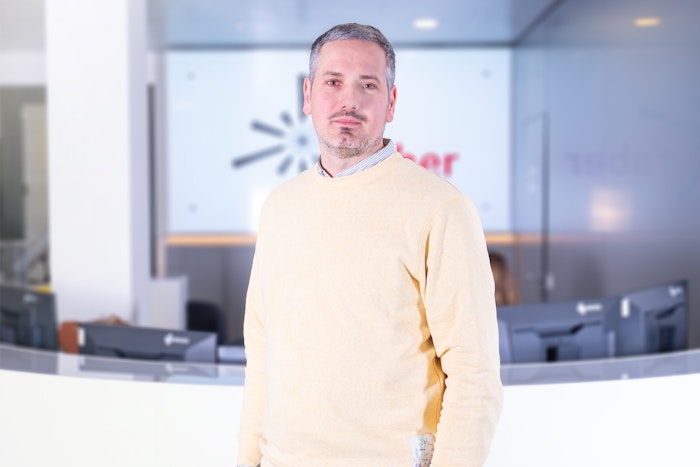 Mann mit grauen Harren, Schnurrbart in gelbem Pullover