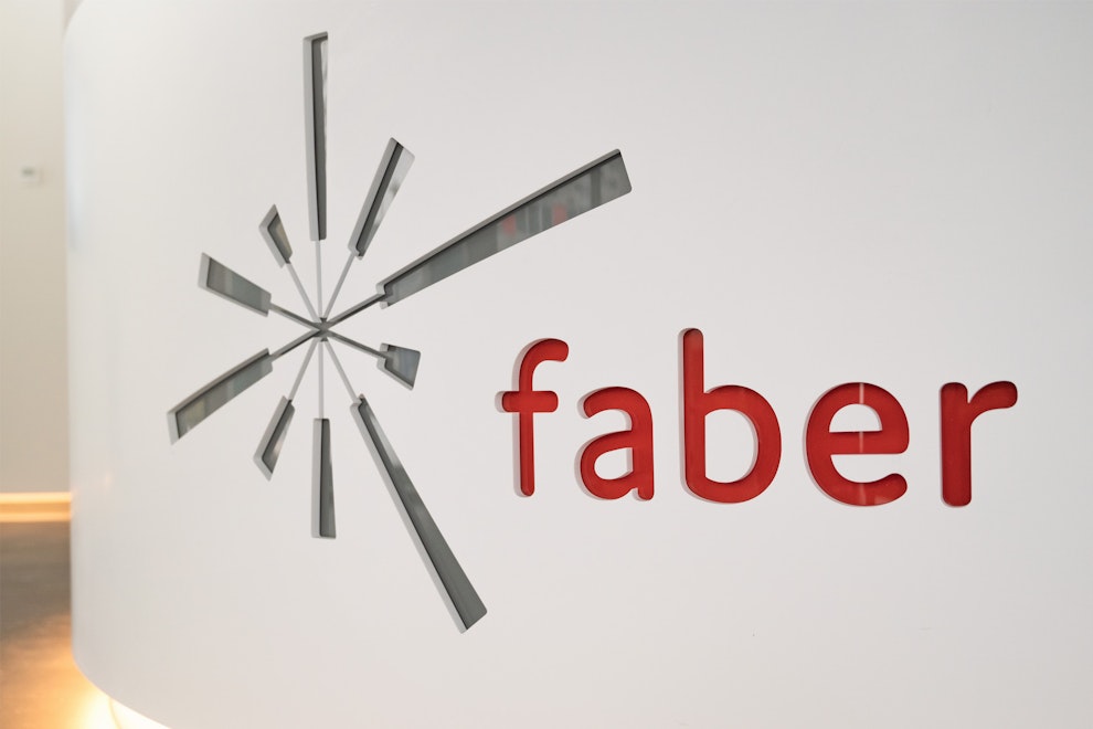 Faber-Logo auf weißem perspektivisch leicht gebogenem Tresen